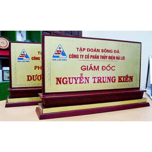 Biển chức danh mặt đồng
