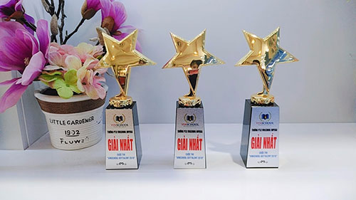 cúp chân đế đen