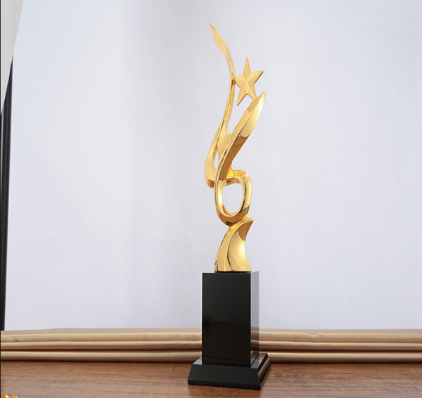 Nên chọn lựa chất liệu nào để làm cúp lưu niệm