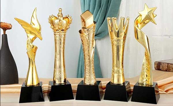 phân biệt giữa quà tặng kỷ niệm chương và cúp vinh danh