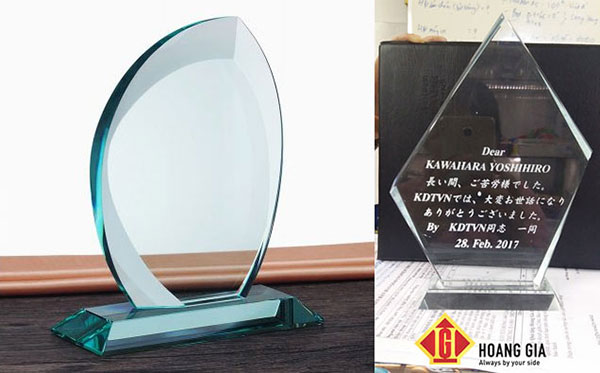Phân biệt kỷ niệm chương pha lê và thủy tinh