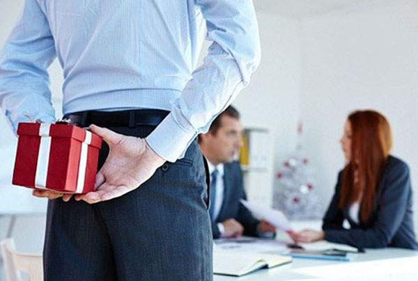 một số món quà không nên tặng sếp và đồng nghiệp