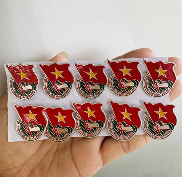 ưu điểm nhược điểm của các loại huy hiệu cài áo
