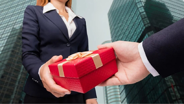 Một số lưu ý khi tặng quà đối tác